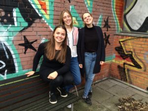 Billedet viser Emma (tv), Sifka og Simone, som alle tre er universitetspraktikanter i efteråret 2017.
