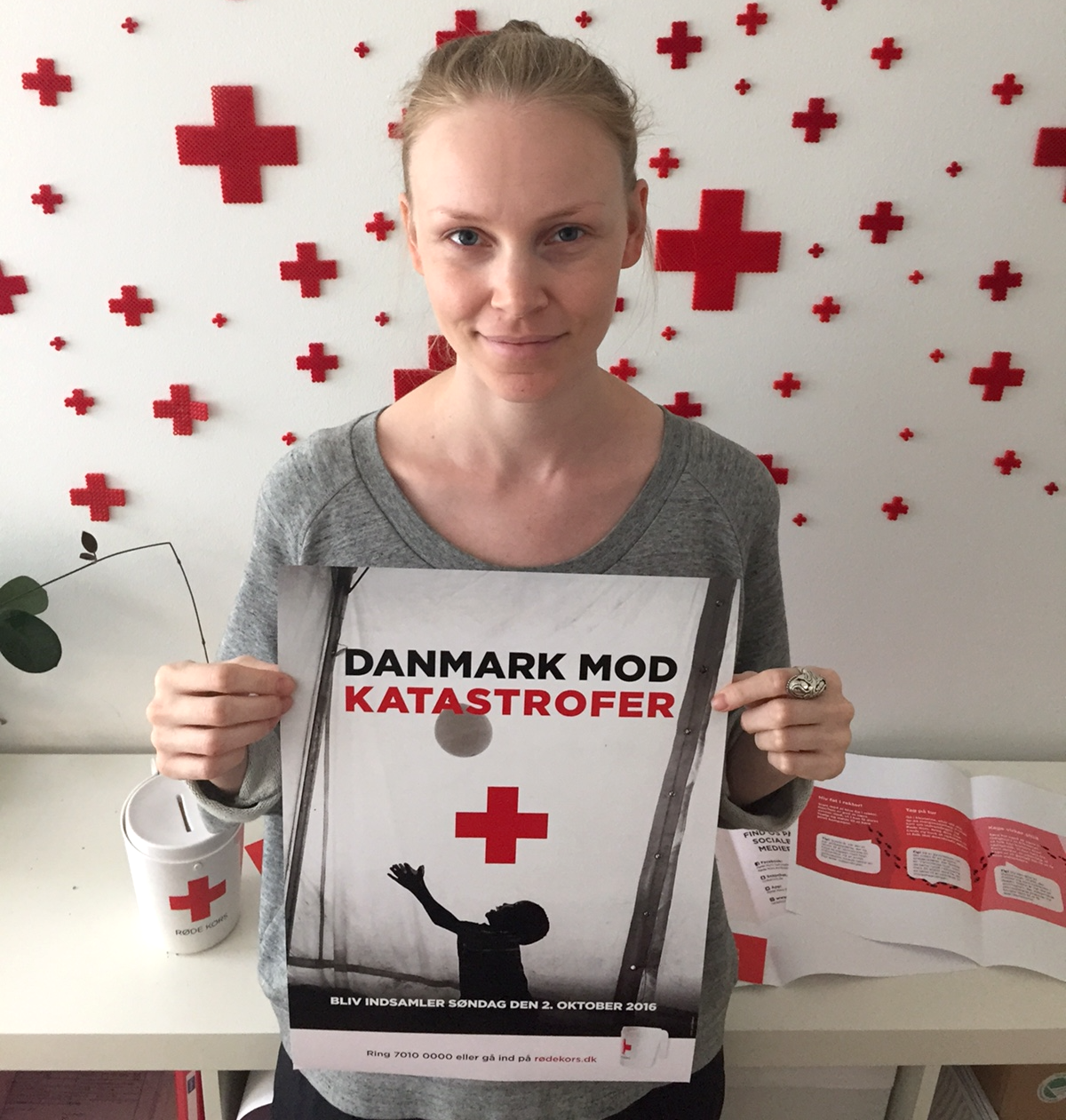 Trine Krogh med indsamlingsmaterialer